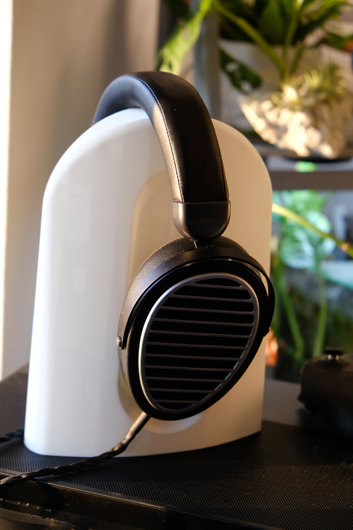 Minimalist Oval Headphone Stand