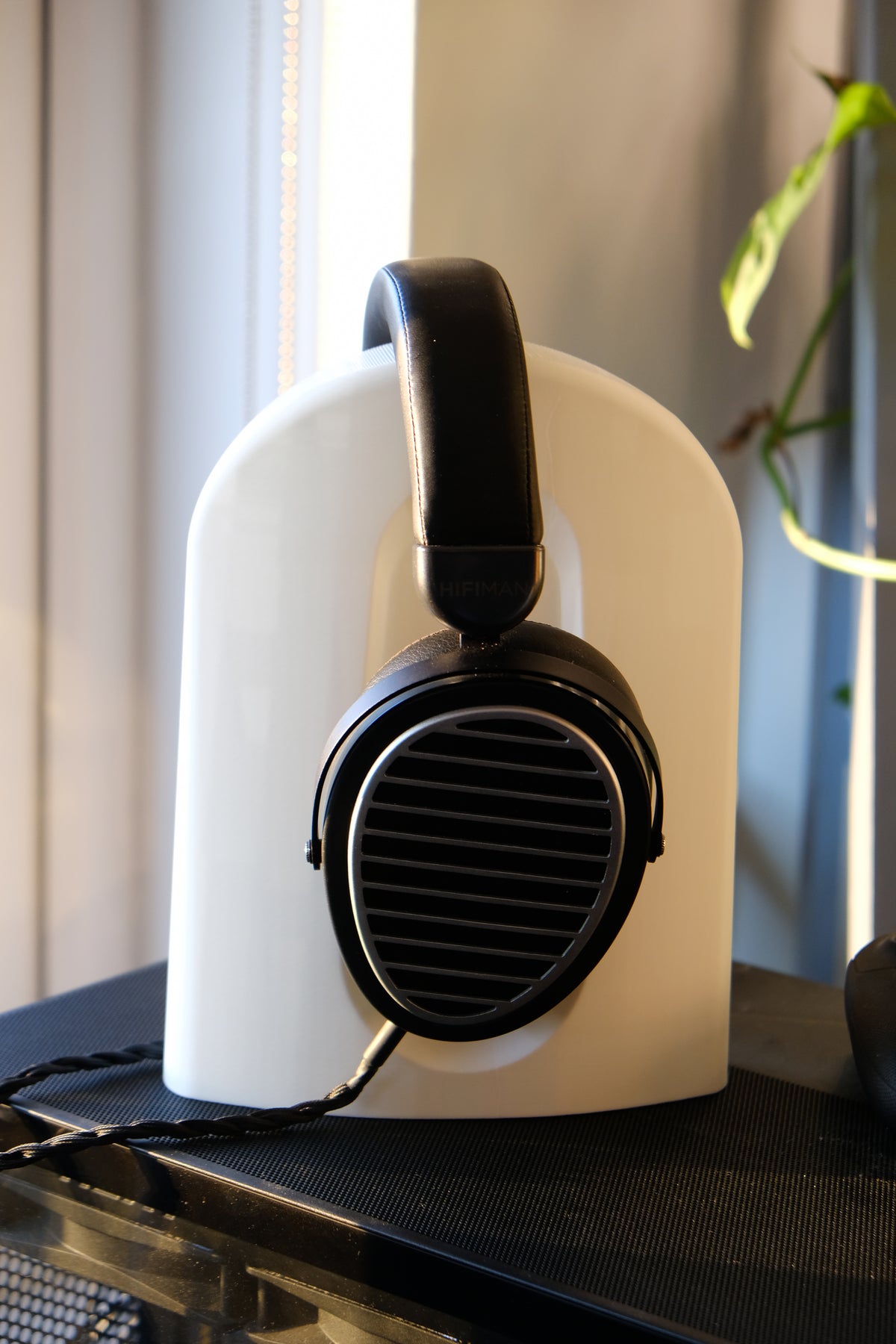 Minimalist Oval Headphone Stand