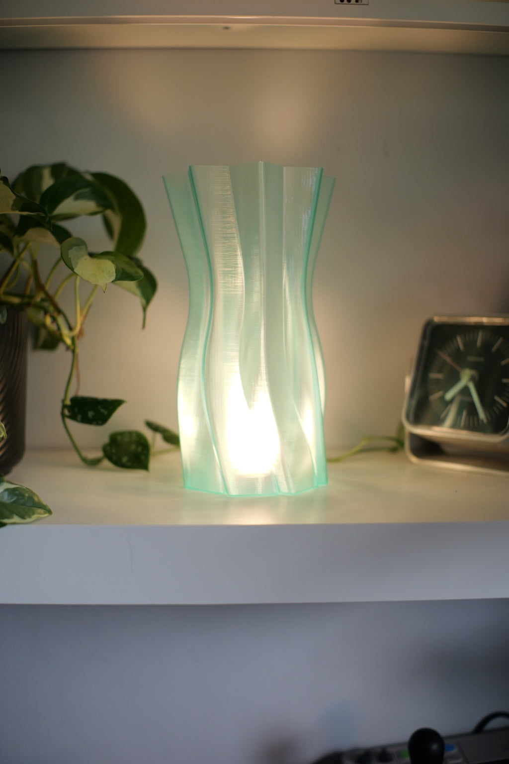 Wavy Hourglass Wireless Lamp