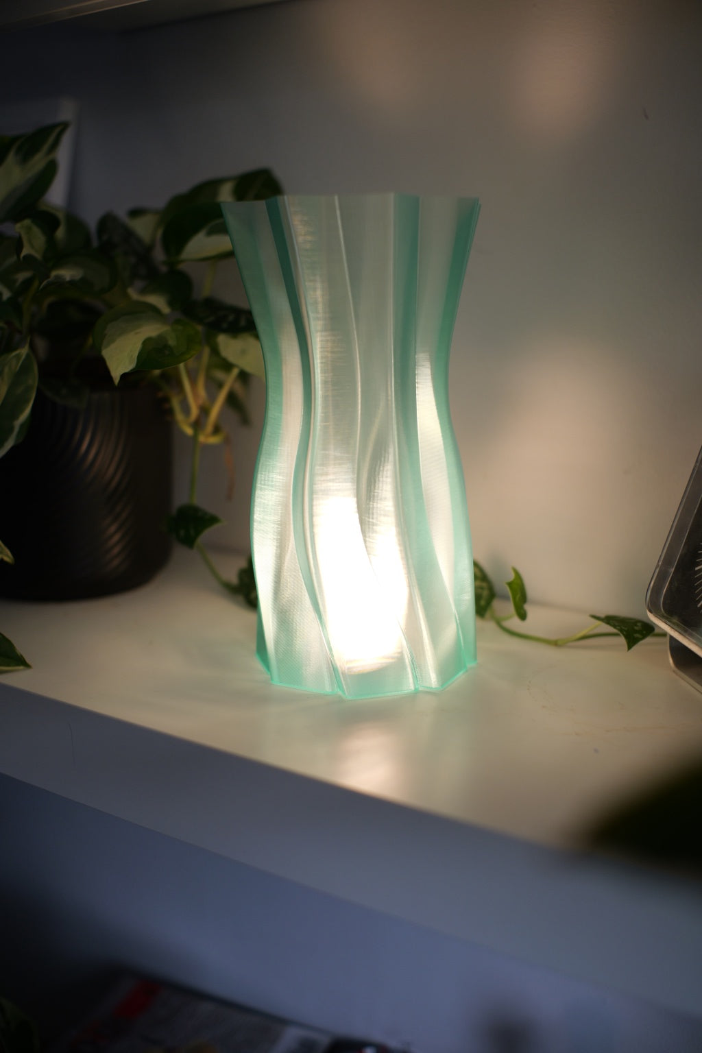 Wavy Hourglass Wireless Lamp